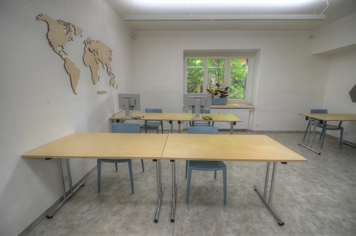 Fixed desk workspace