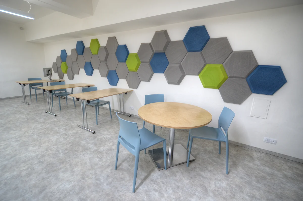 Flexible hot desk area